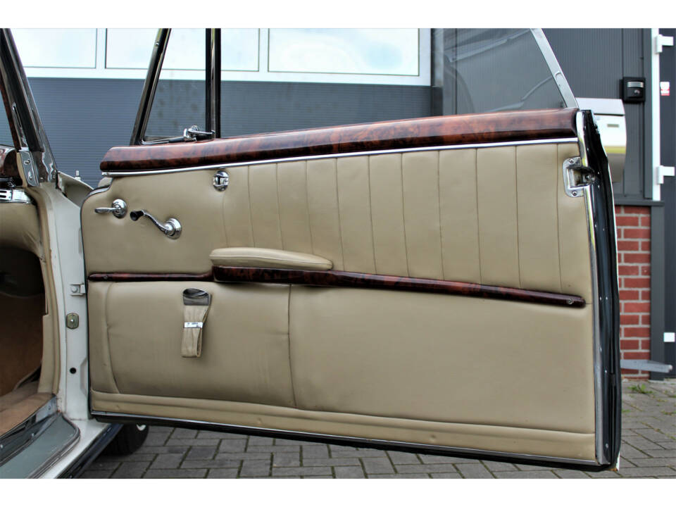Image 13/35 of Mercedes-Benz 220 SE Cabriolet (1959)