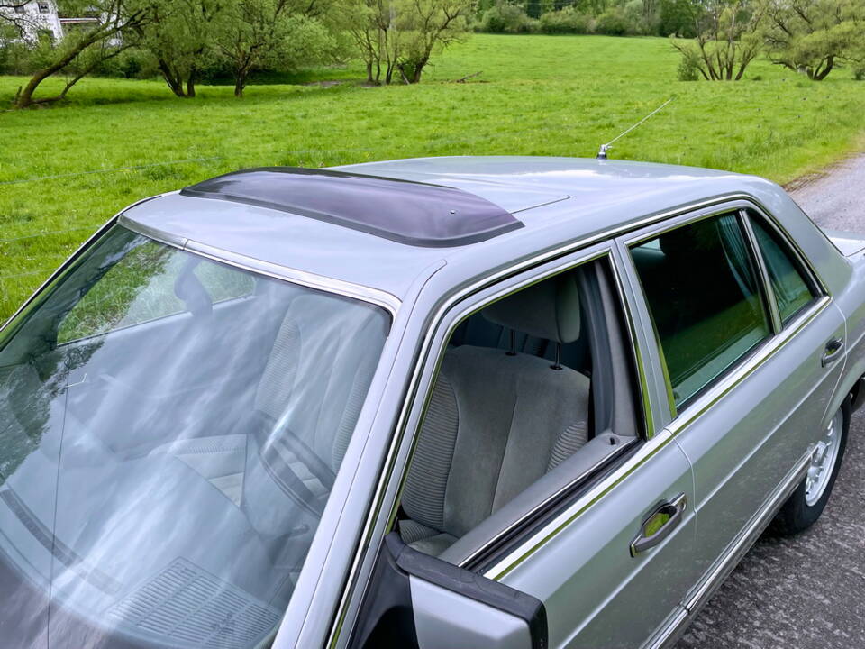 Image 18/24 of Mercedes-Benz 500 SEL (1982)