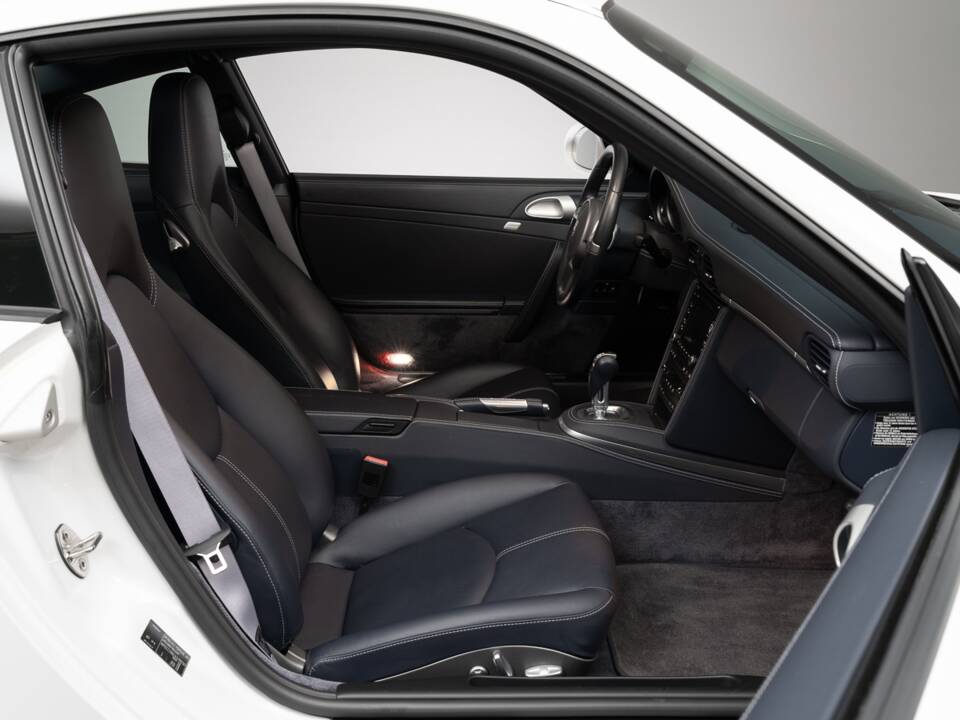 Image 32/40 of Porsche 911 Carrera 4 (2009)
