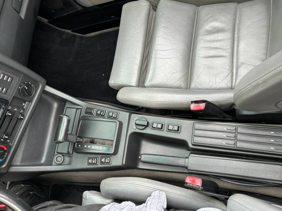 Image 22/40 of BMW 320i (1992)
