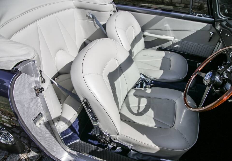 Image 22/30 de Aston Martin DB 6 Volante (1967)