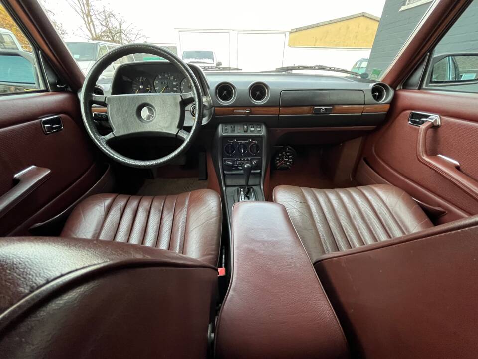 Bild 18/51 von Mercedes-Benz 300 D lang (1985)