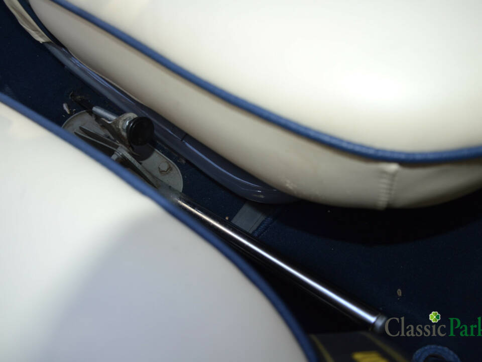 Image 49/50 of Renault 4 CV Décapotable (1954)