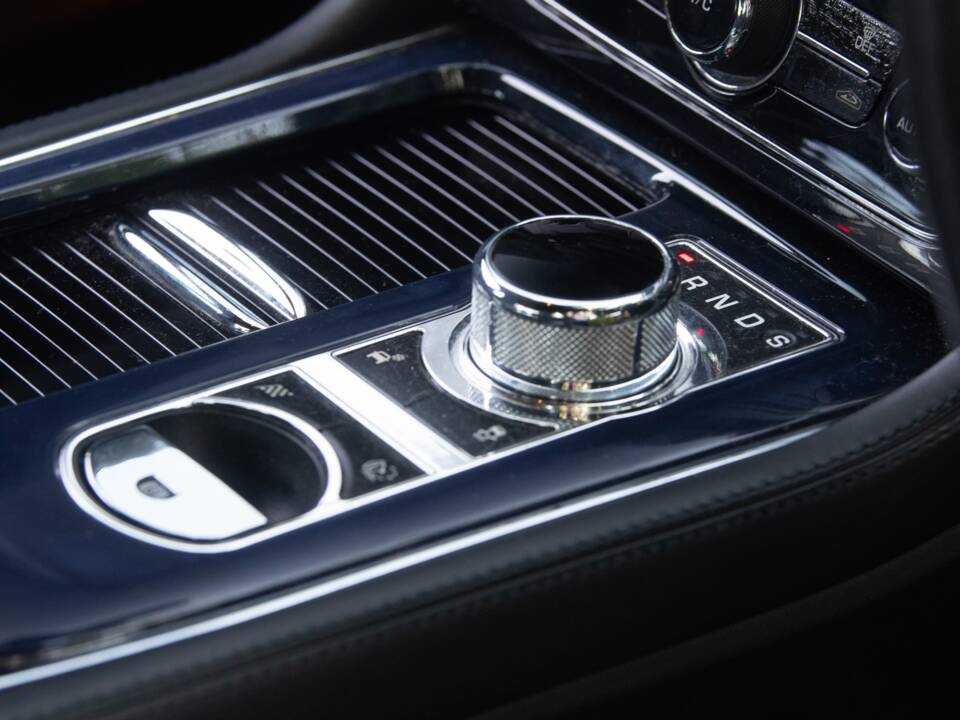 Immagine 37/37 di Jaguar XJ 5.0 (2011)
