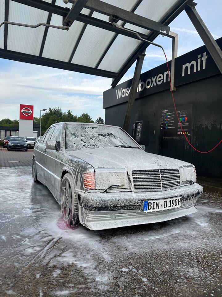 Immagine 44/49 di Mercedes-Benz 190 E (1990)