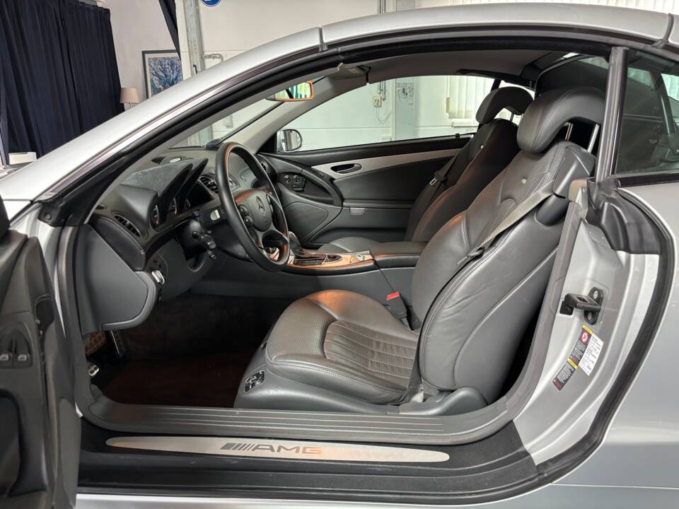 Image 16/29 of Mercedes-Benz SL 55 AMG (2002)