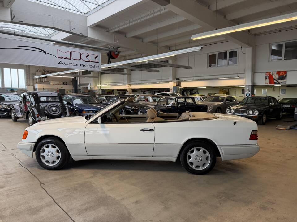 Bild 8/34 von Mercedes-Benz E 320 (1996)