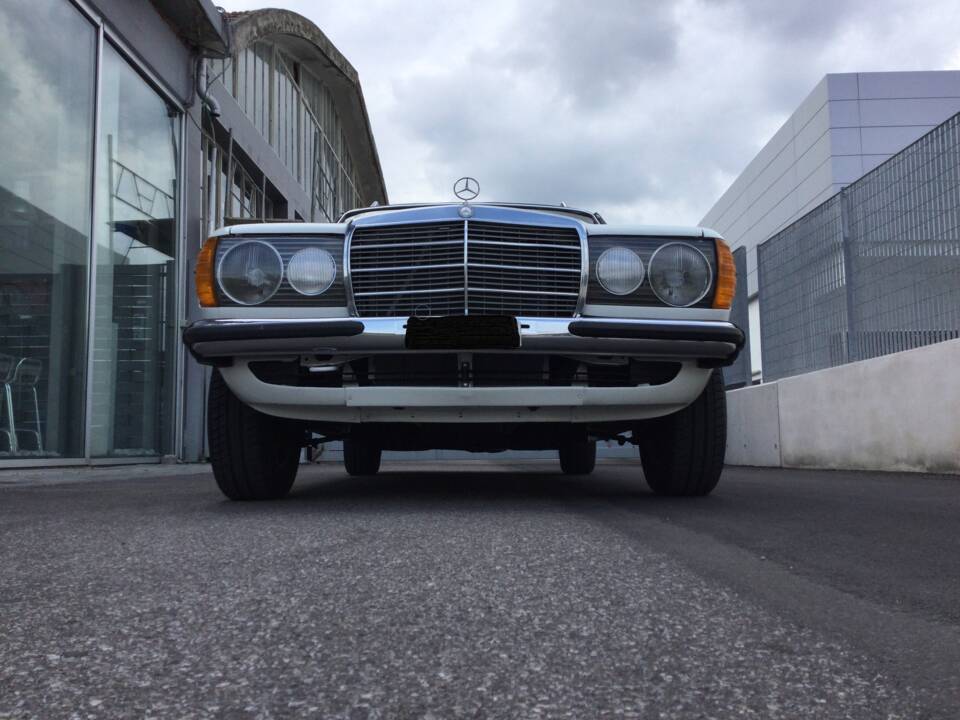 Immagine 9/39 di Mercedes-Benz 240 TD (1983)