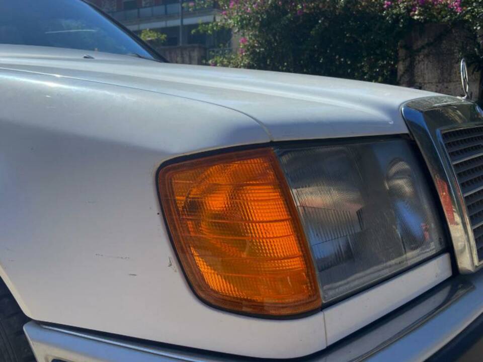 Bild 10/48 von Mercedes-Benz 200 E (1991)