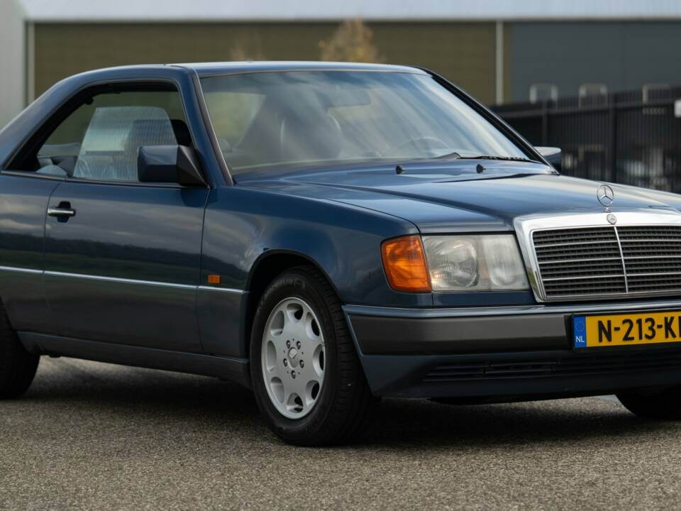 Bild 52/79 von Mercedes-Benz 200 CE (1993)
