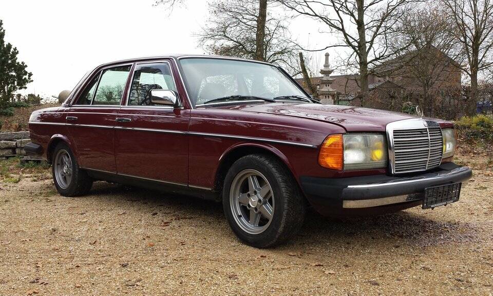 Image 1/8 of Mercedes-Benz 230 E (1983)