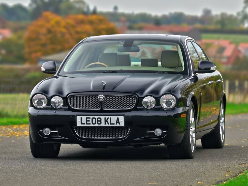 Image 2/50 of Jaguar XJ 8 4.2 (2008)