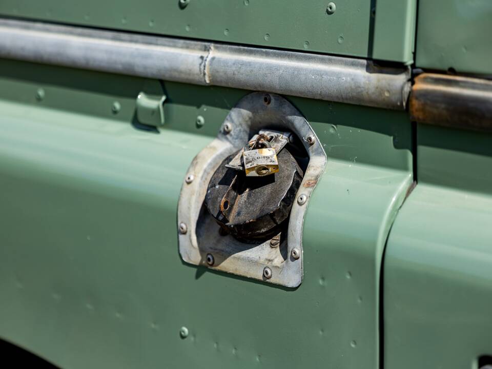 Image 33/50 of Land Rover 88 (1978)