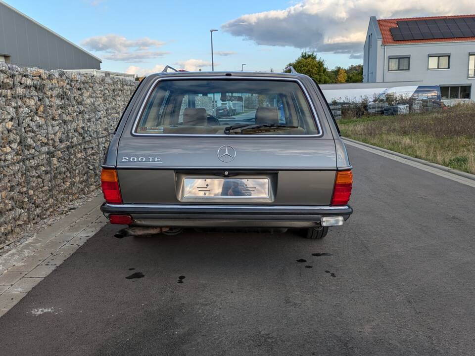 Image 16/17 of Mercedes-Benz 280 TE (1984)