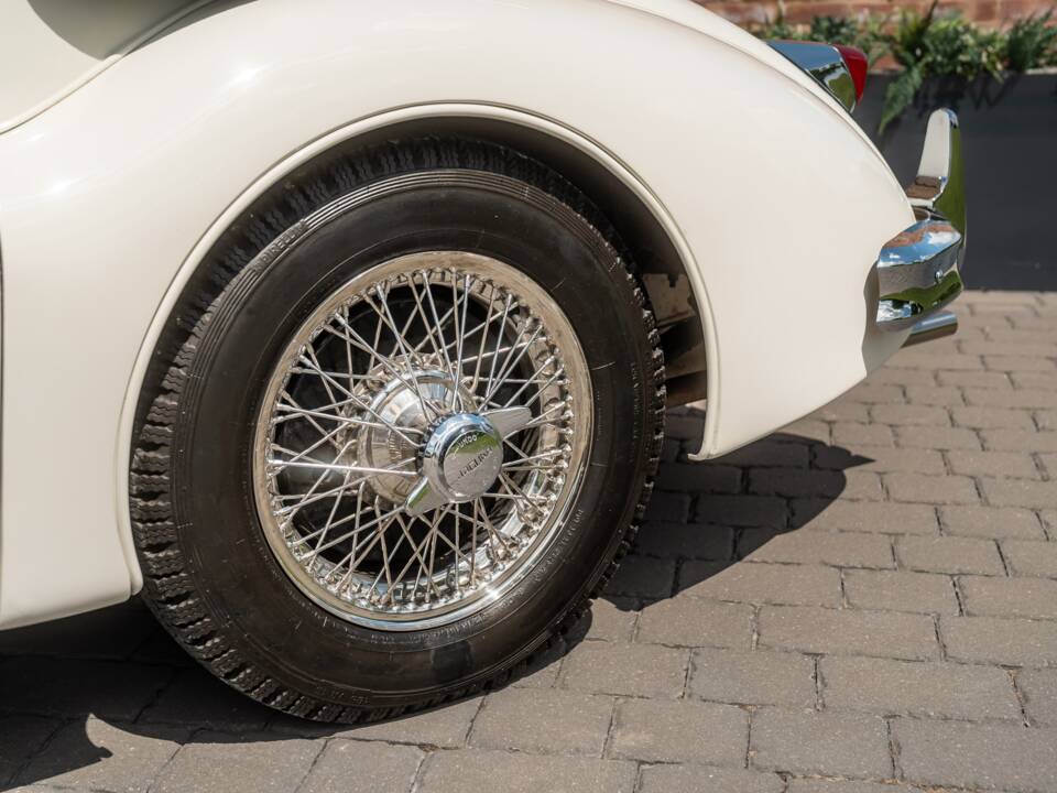 Image 23/58 of Jaguar XK 140 SE DHC (1955)