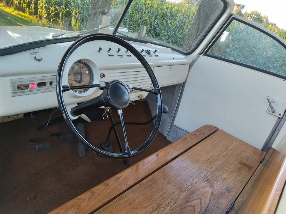 Cockpit mit Holzsitzbank und integriertem Tank