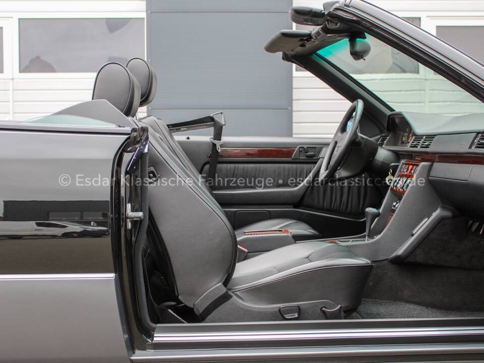 Image 27/33 of Mercedes-Benz E 200 (1994)