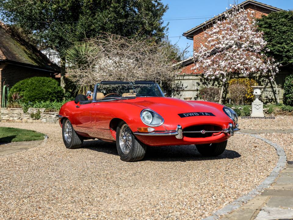 Image 20/41 de Jaguar E-Type (1968)