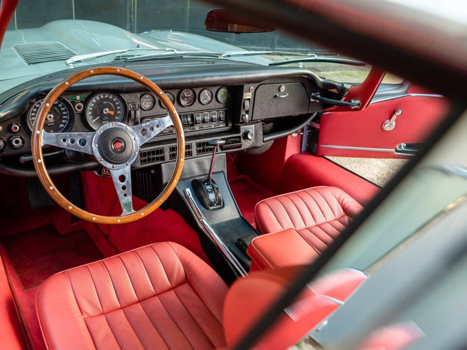 Bild 2/50 von Jaguar E-Type V12 (2+2) (1971)