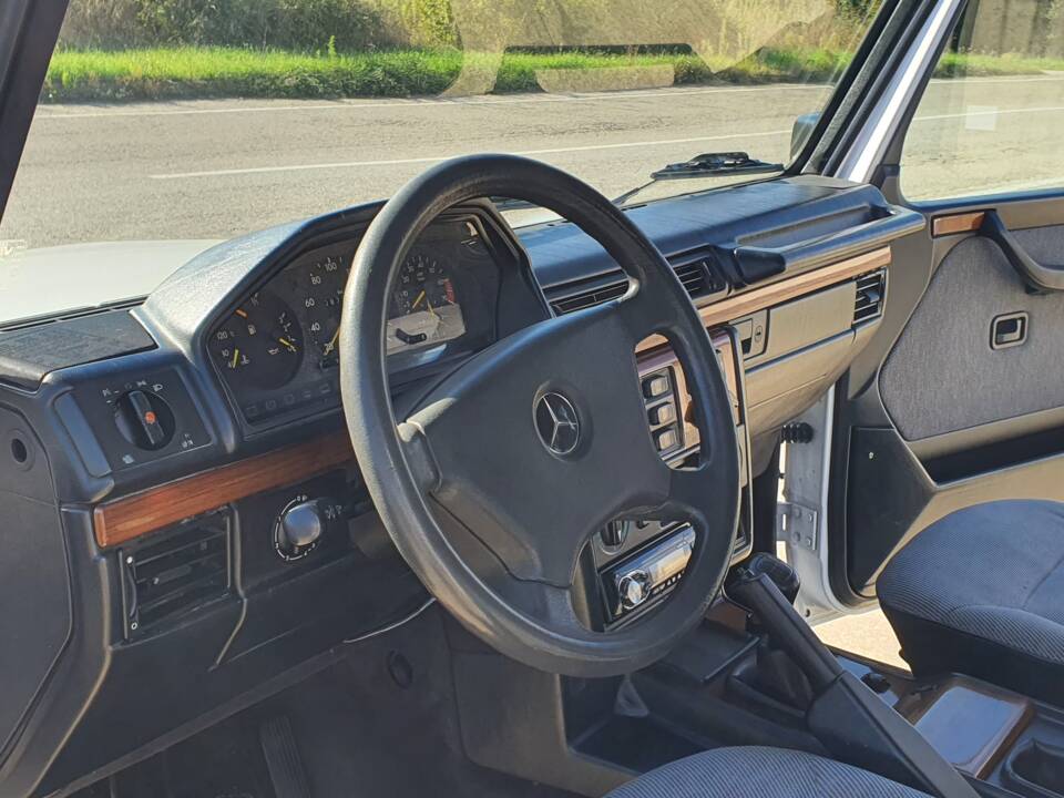 Image 23/28 of Mercedes-Benz 230 GE (SWB) (1993)