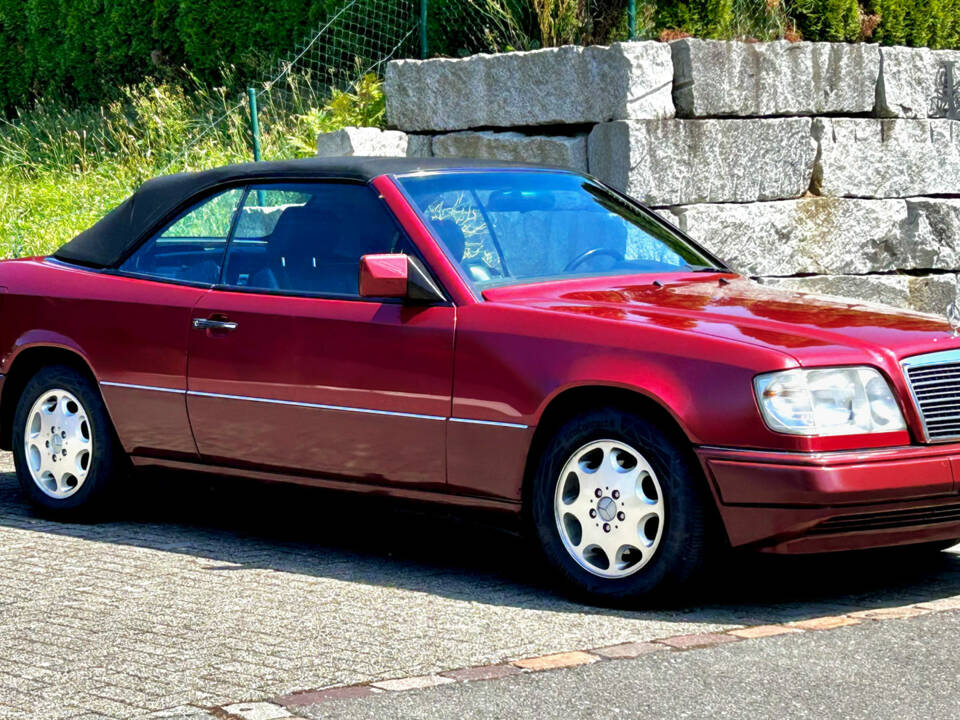 Bild 2/9 von Mercedes-Benz E 220 (1994)