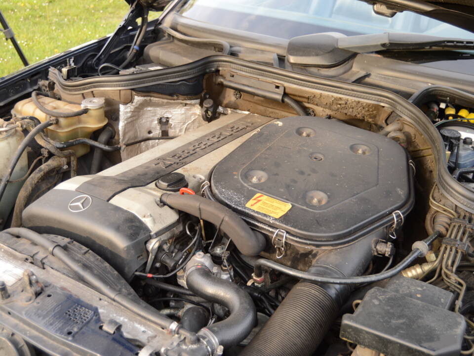 Image 11/22 of Mercedes-Benz 300 CE-24 (1993)