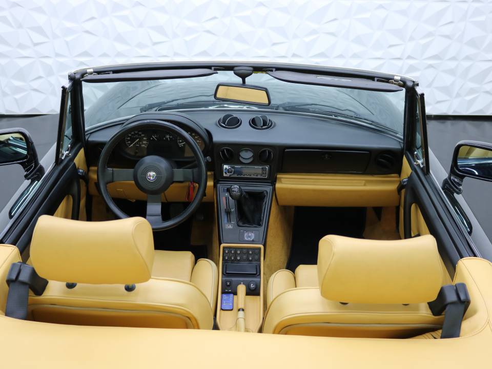 Imagen 9/38 de Alfa Romeo 2.0 Spider (1990)