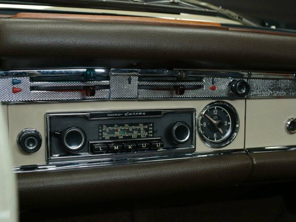 Image 20/50 of Mercedes-Benz 230 SL (1967)