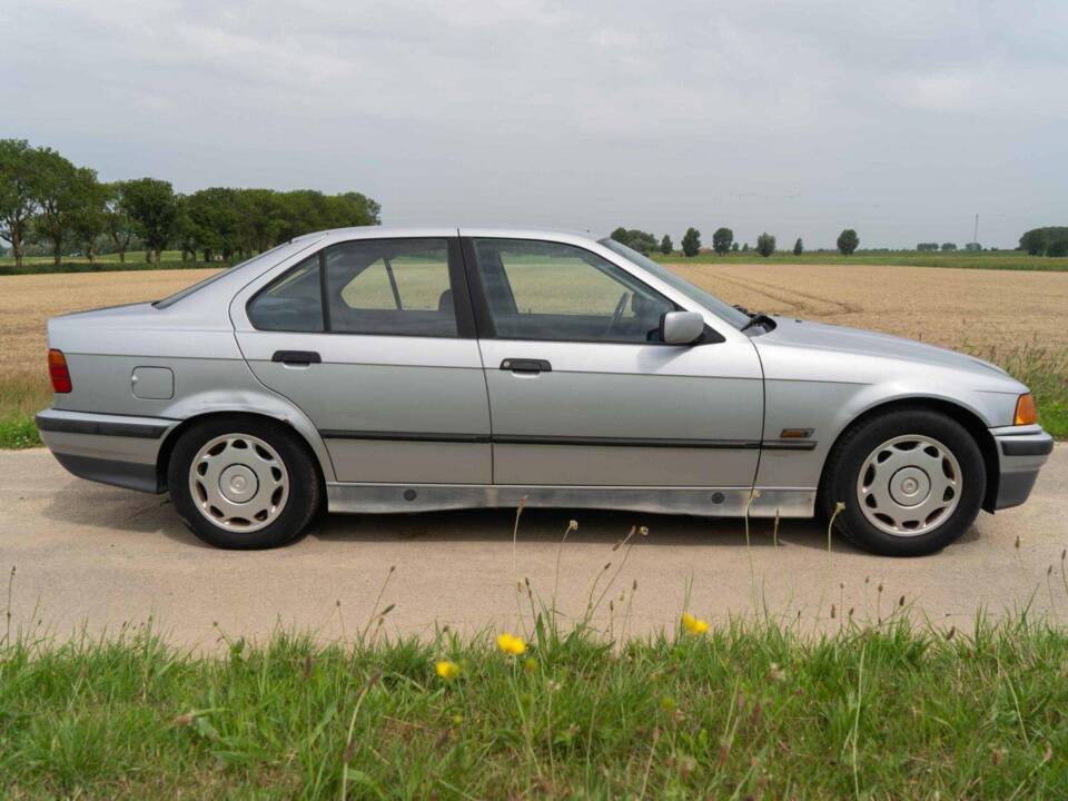 Image 2/40 de BMW 320i (1994)
