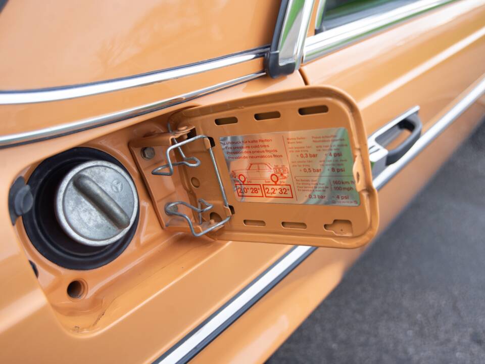 Image 30/32 of Mercedes-Benz 250 (1978)