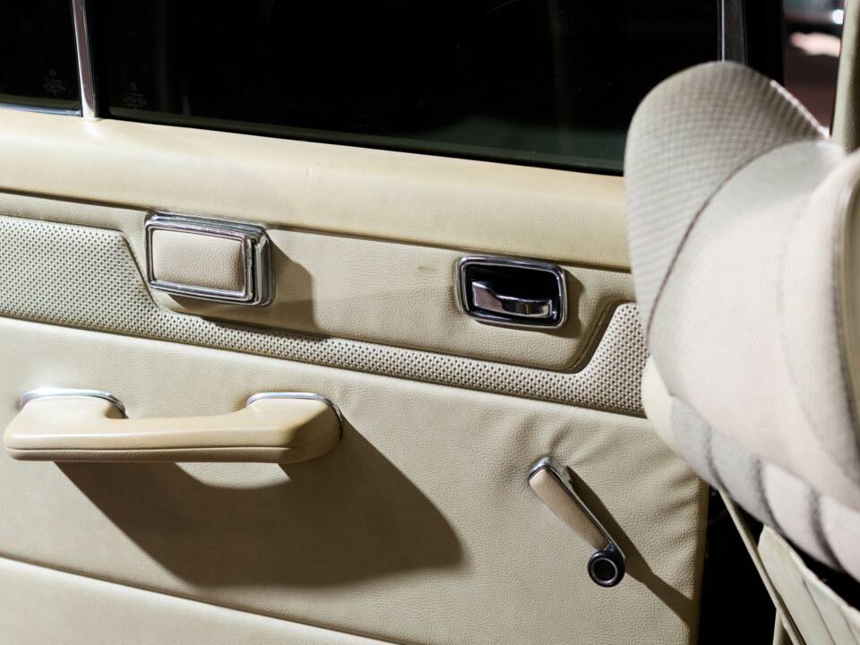 Image 54/64 of Mercedes-Benz 230/6 LWB (1976)