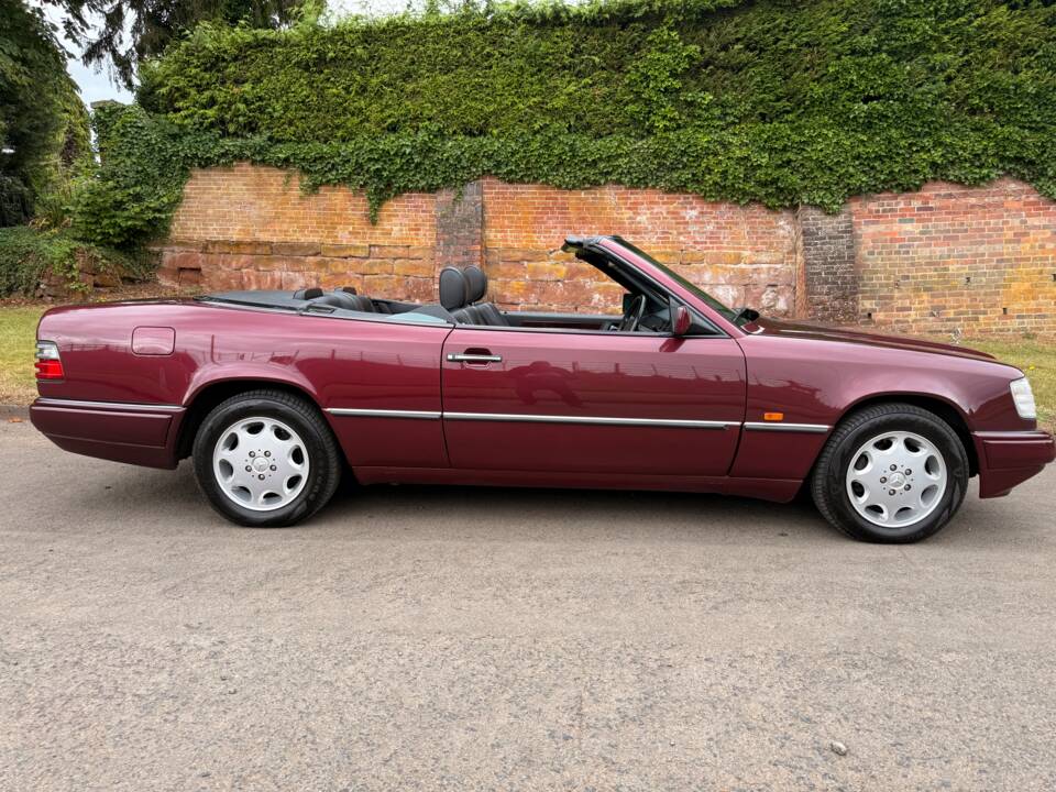 Bild 23/32 von Mercedes-Benz E 220 (1996)