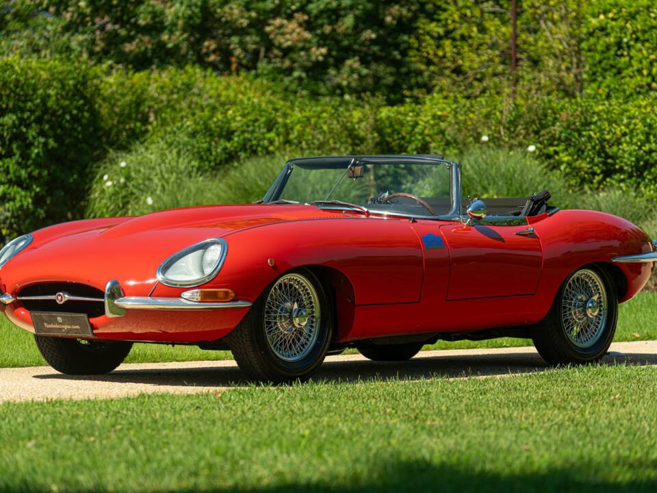 Image 9/50 of Jaguar E-Type 4.2 (1966)