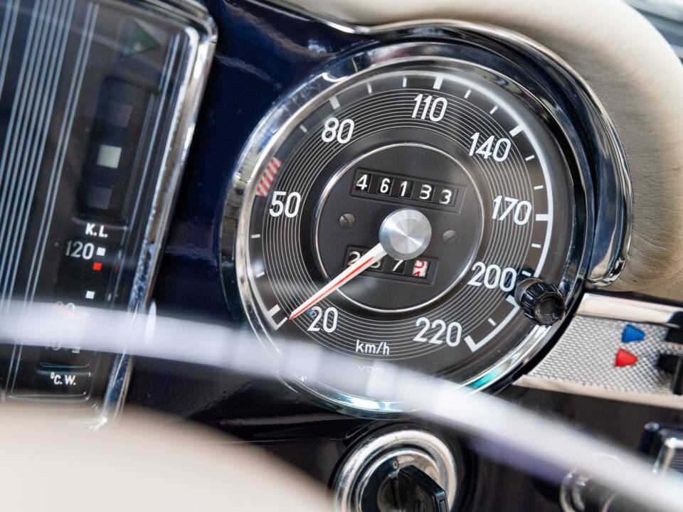 Image 14/40 de Mercedes-Benz 250 SL (1967)