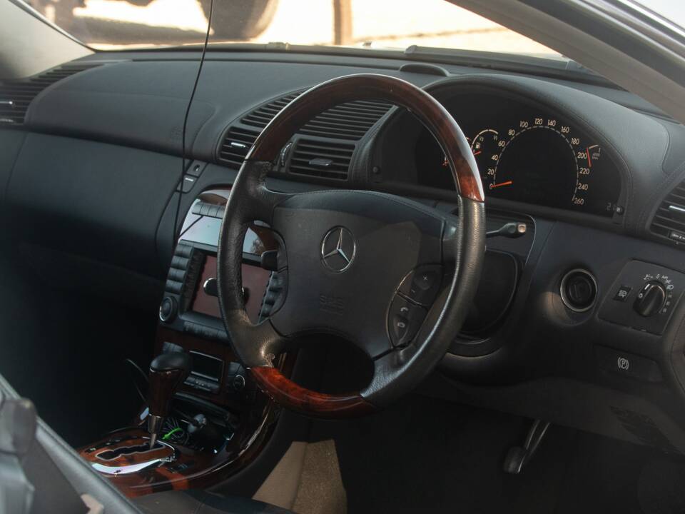 Image 31/50 of Mercedes-Benz CL 500 (2002)