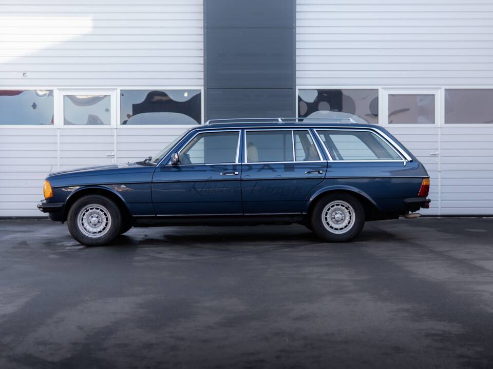 Bild 22/36 von Mercedes-Benz 280 TE (1981)
