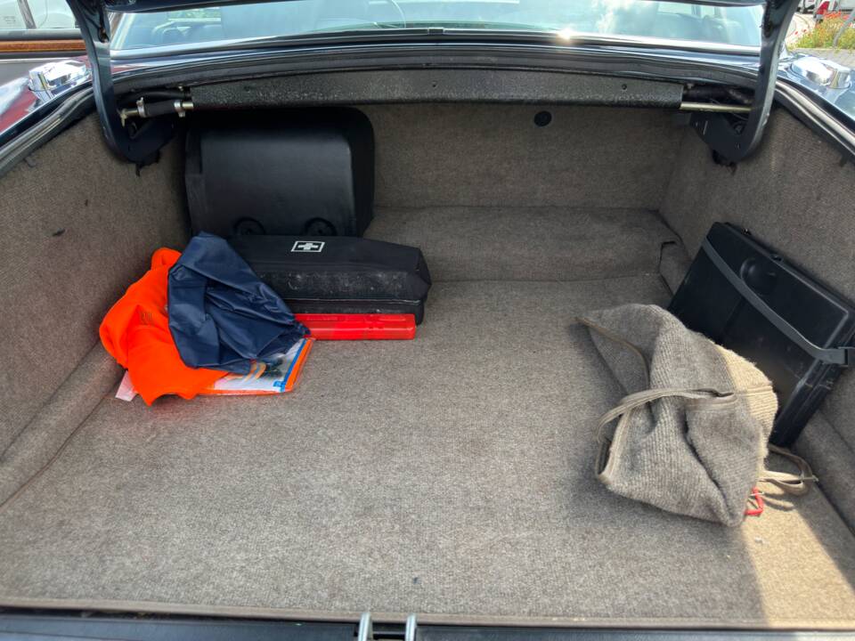 Image 19/20 of Daimler Double Six (1992)