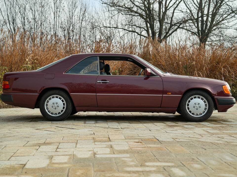 Immagine 5/50 di Mercedes-Benz 300 CE-24 (1991)