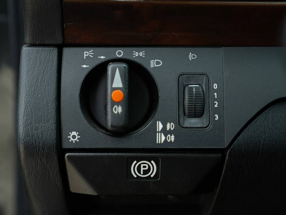 Obraz 37/49 pojazdu Mercedes-Benz 320 E (1993)