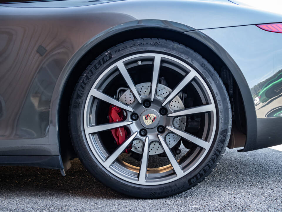 Image 17/50 of Porsche 911 Carrera 4S (2013)