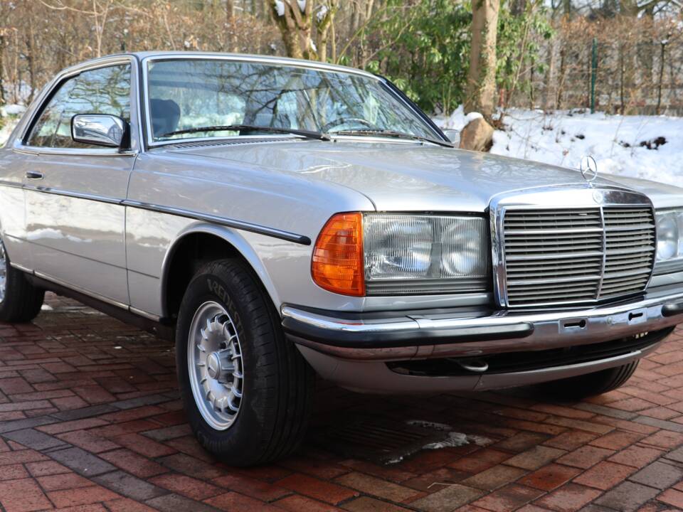 Bild 32/50 von Mercedes-Benz 280 C (1977)