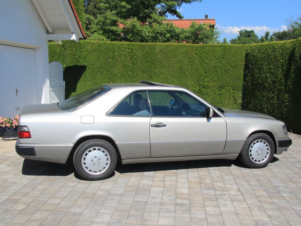 Bild 4/16 von Mercedes-Benz 230 CE (1990)