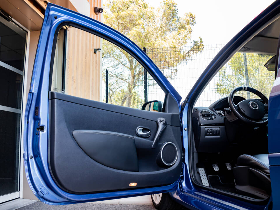 Image 15/40 of Renault Clio Gordini R.S. (2012)