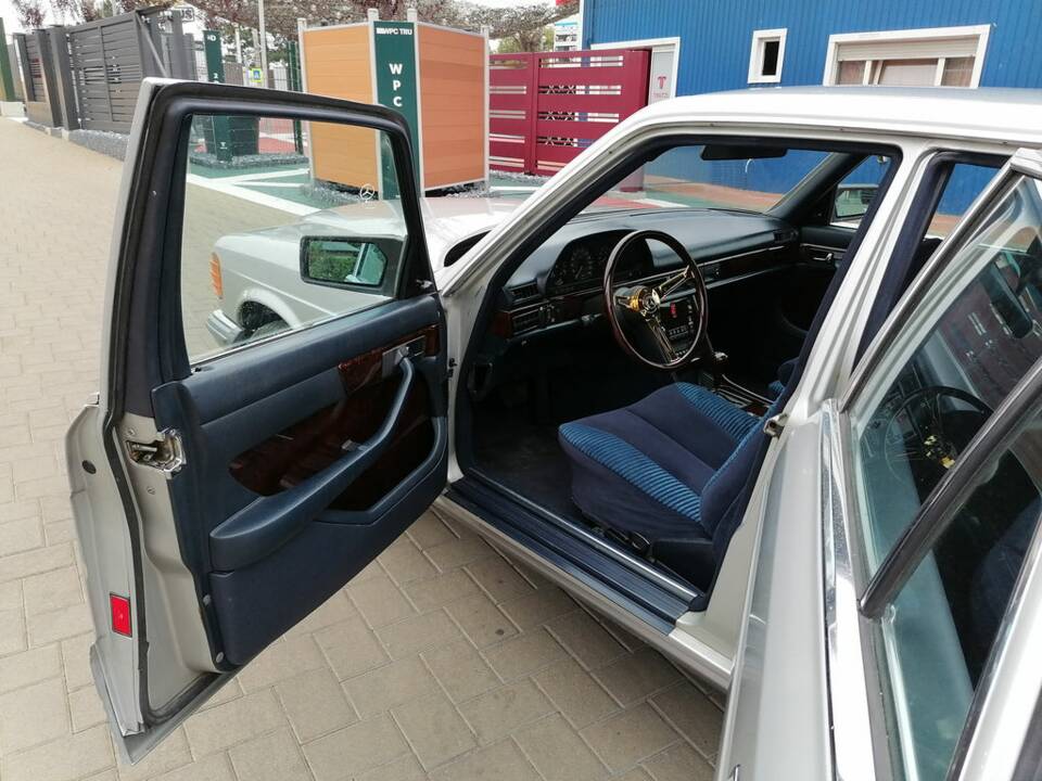 Image 2/8 de Mercedes-Benz 380 SE (1984)
