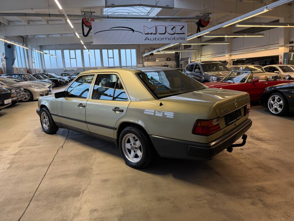 Afbeelding 7/33 van Mercedes-Benz 230 E (1985)