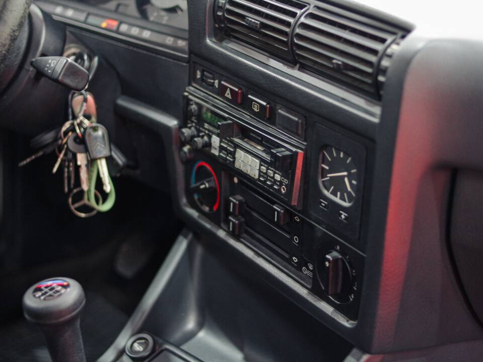 Image 7/38 of BMW 325i (1986)