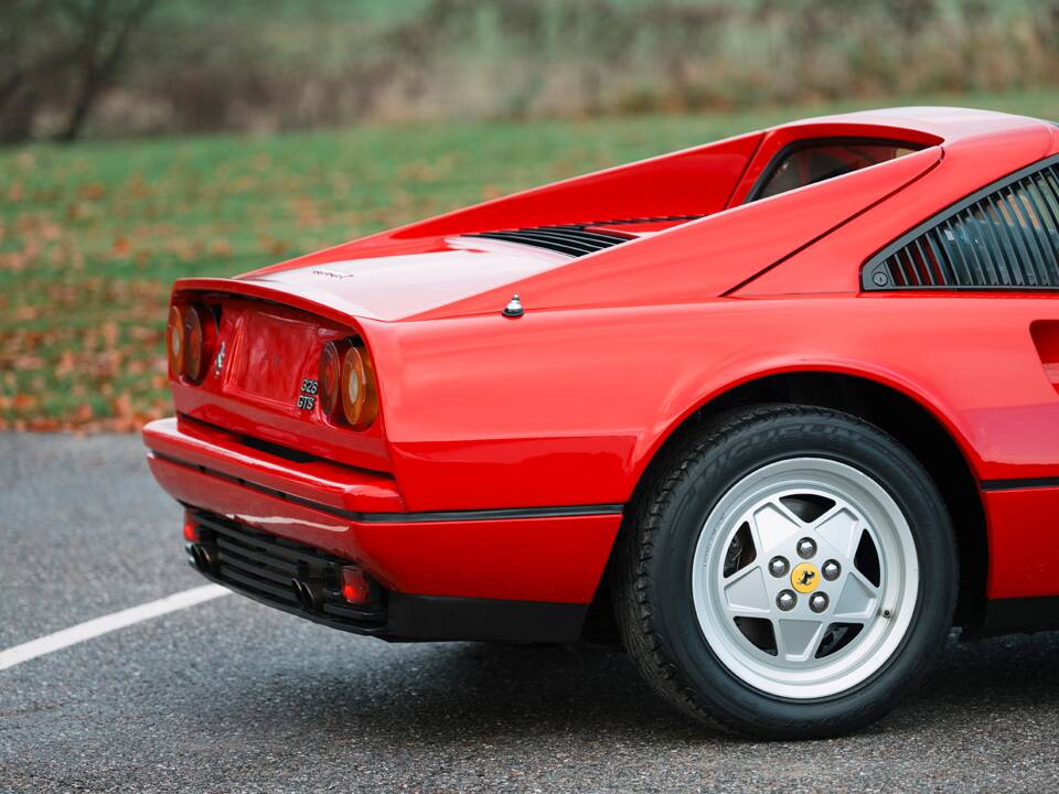 Afbeelding 29/41 van Ferrari 328 GTS (1989)