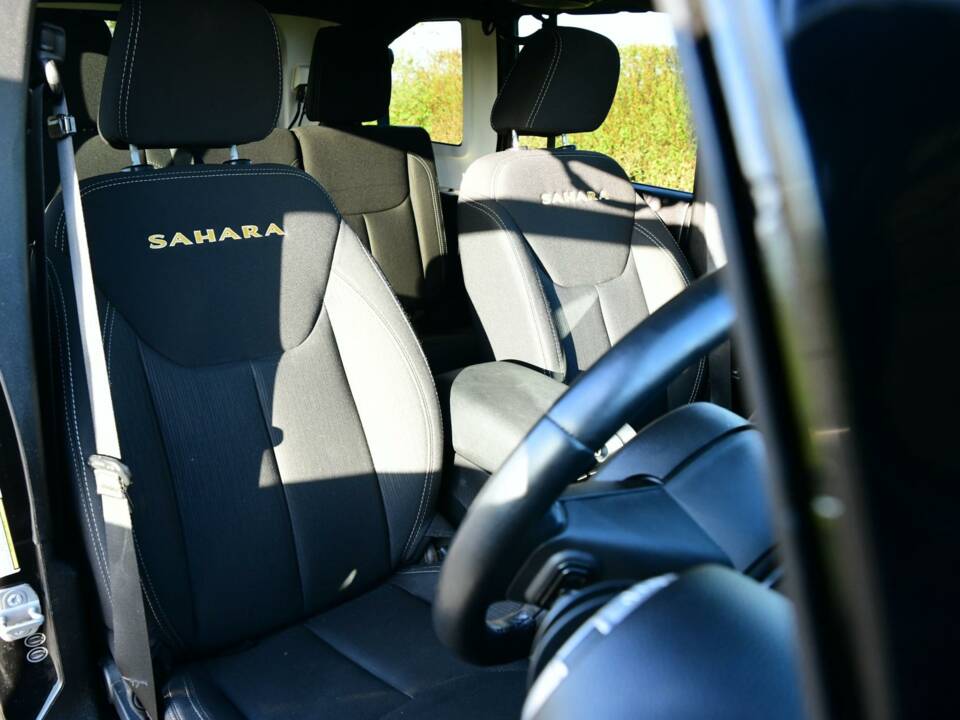 Image 19/50 de Jeep Wrangler Sahara 4.0L (2014)