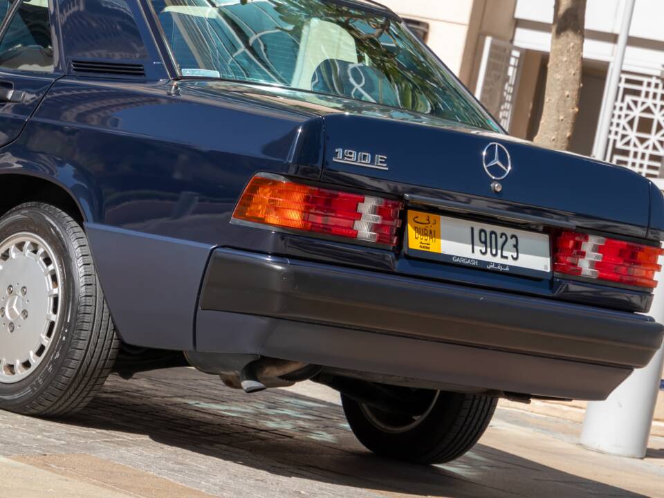 Bild 13/69 von Mercedes-Benz 190 E (1988)