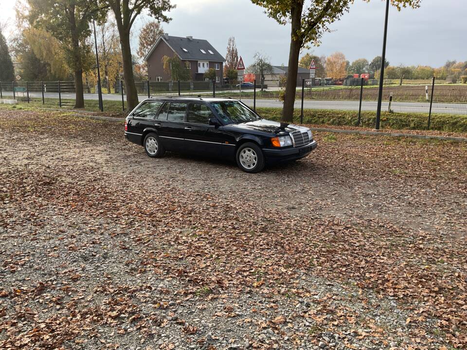 Image 10/149 of Mercedes-Benz 320 TE (1993)